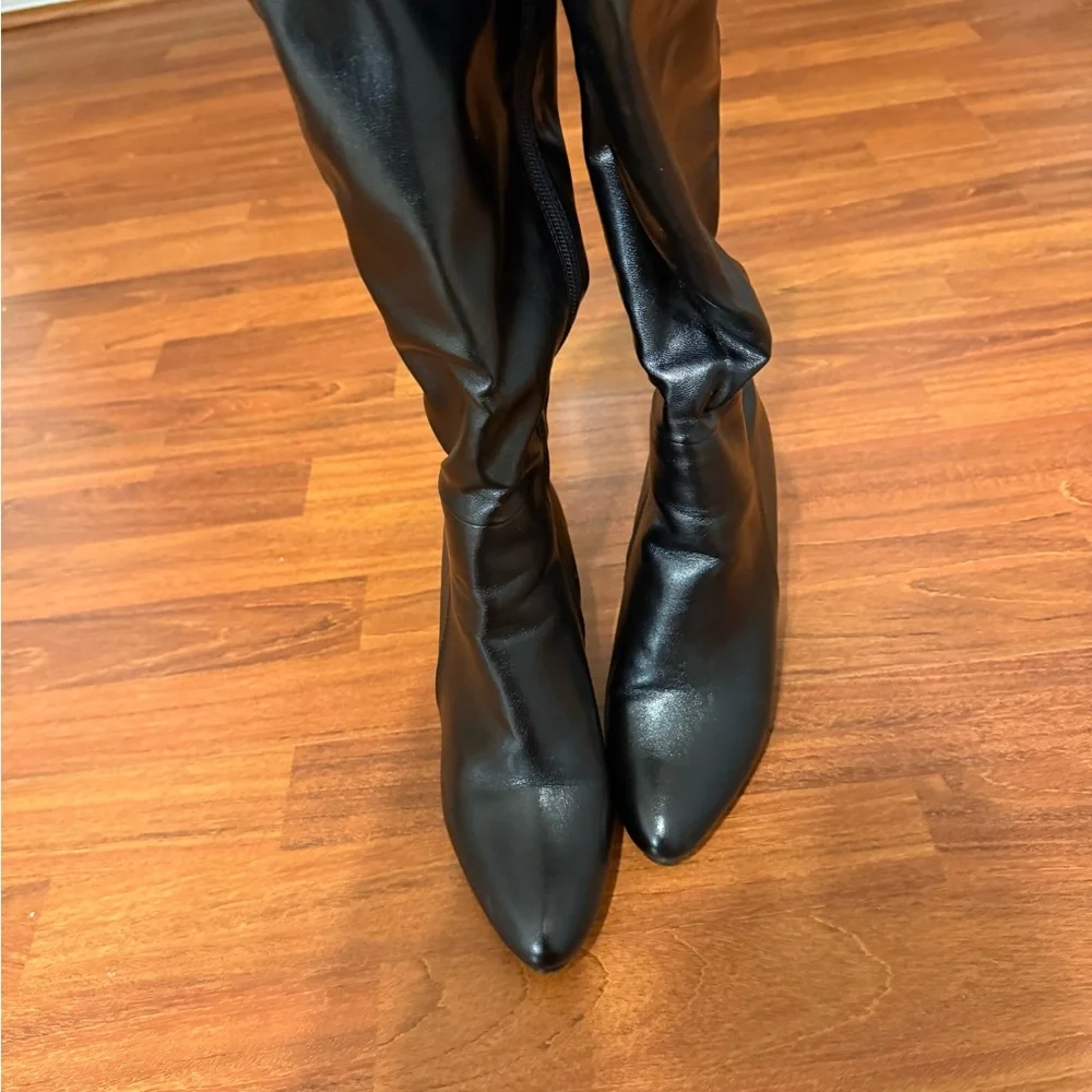 Women's Black Knee-High Block Heel Boots - Picture 9 of 11